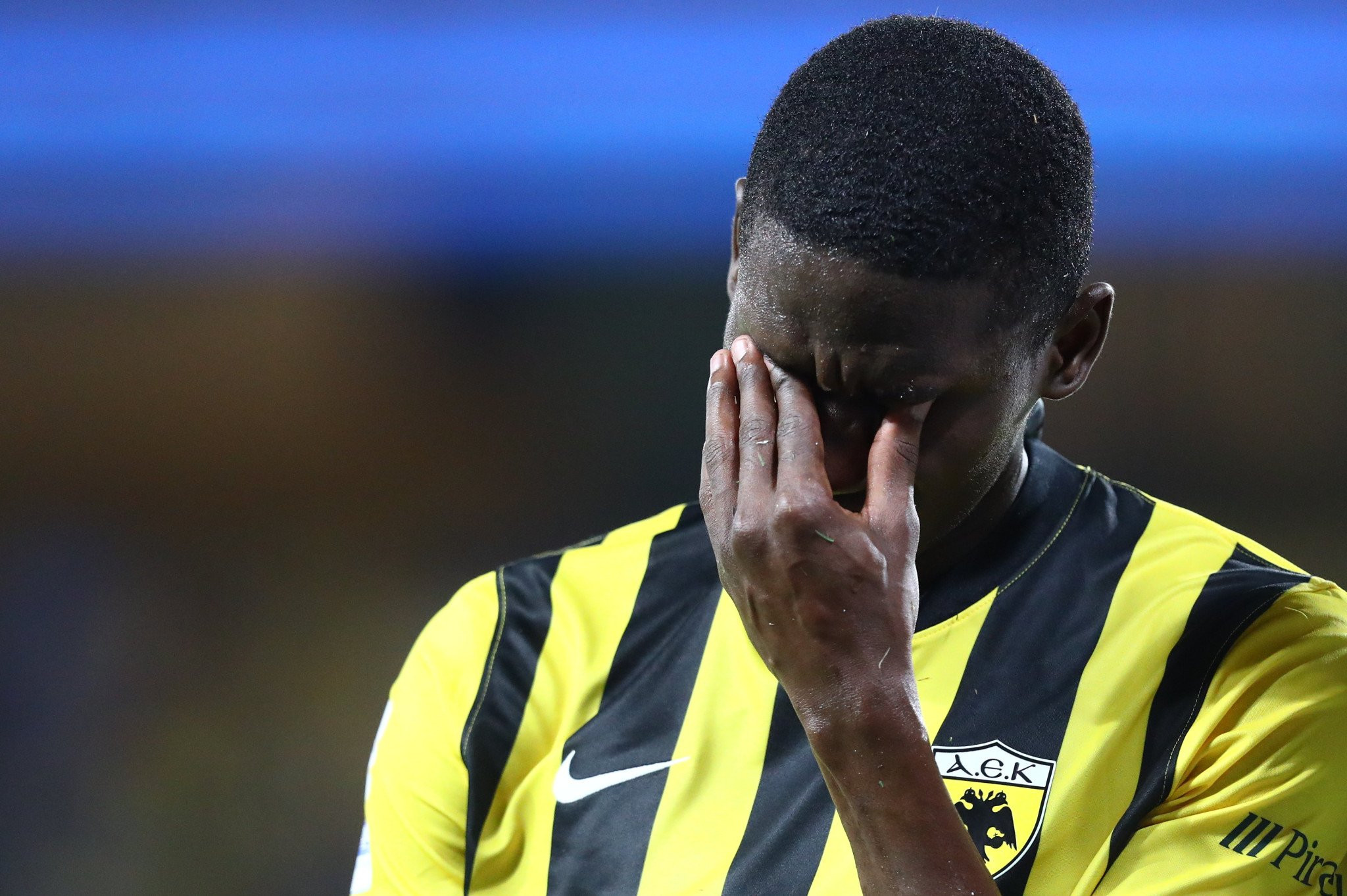 Αγωνία για Ζίνι στην ΑΕΚ, αποχώρησε δακρυσμένος από το ματς με τον Πανσερραϊκό