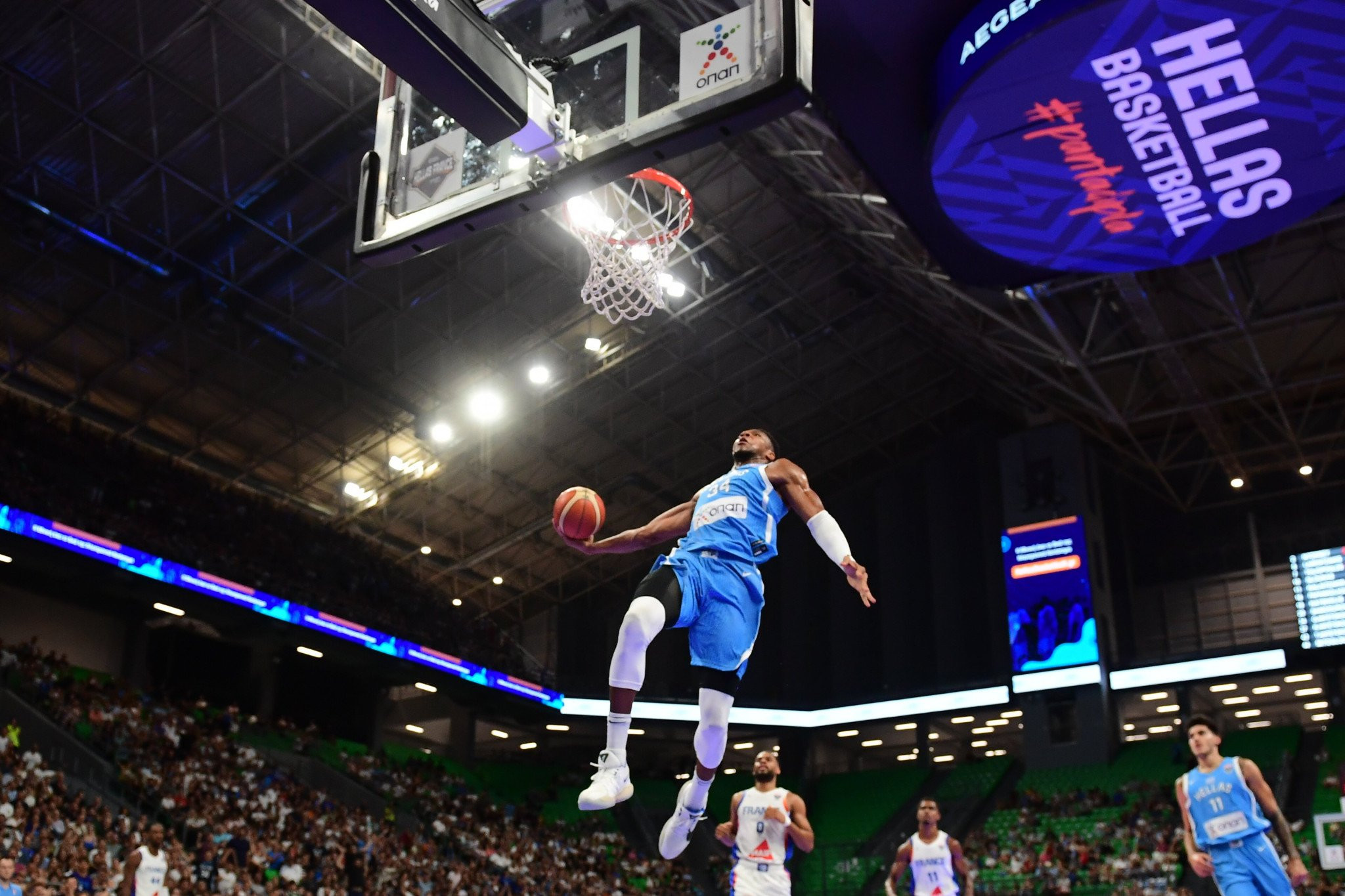 «Antetokounmpo airlines»: Ο Γιάννης... κατεδάφισε το γαλλικό καλάθι και τρέλανε το γήπεδο (video)