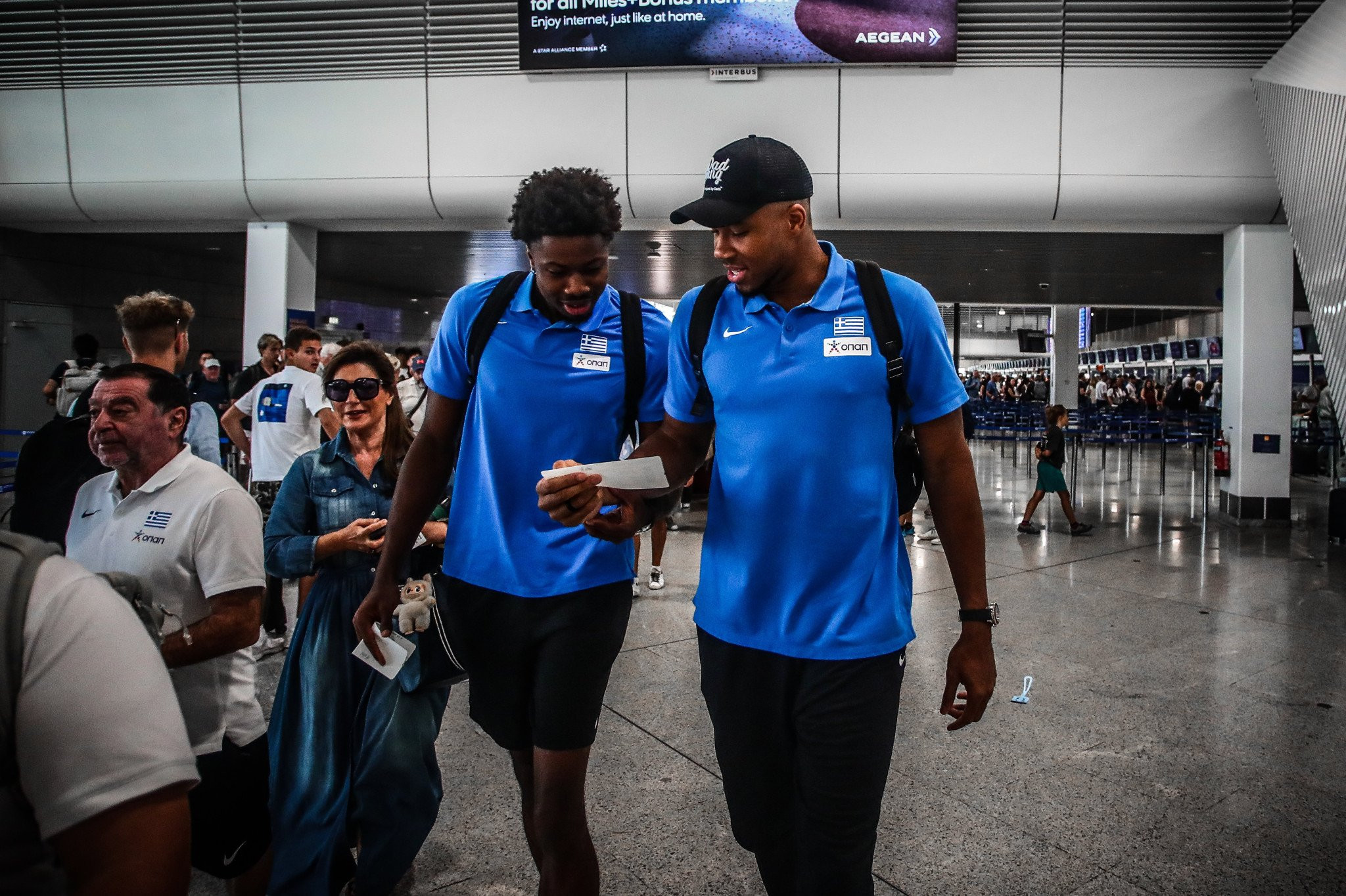 Προσγειώθηκε η Εθνική Ελλάδος στην Κύπρο (video)