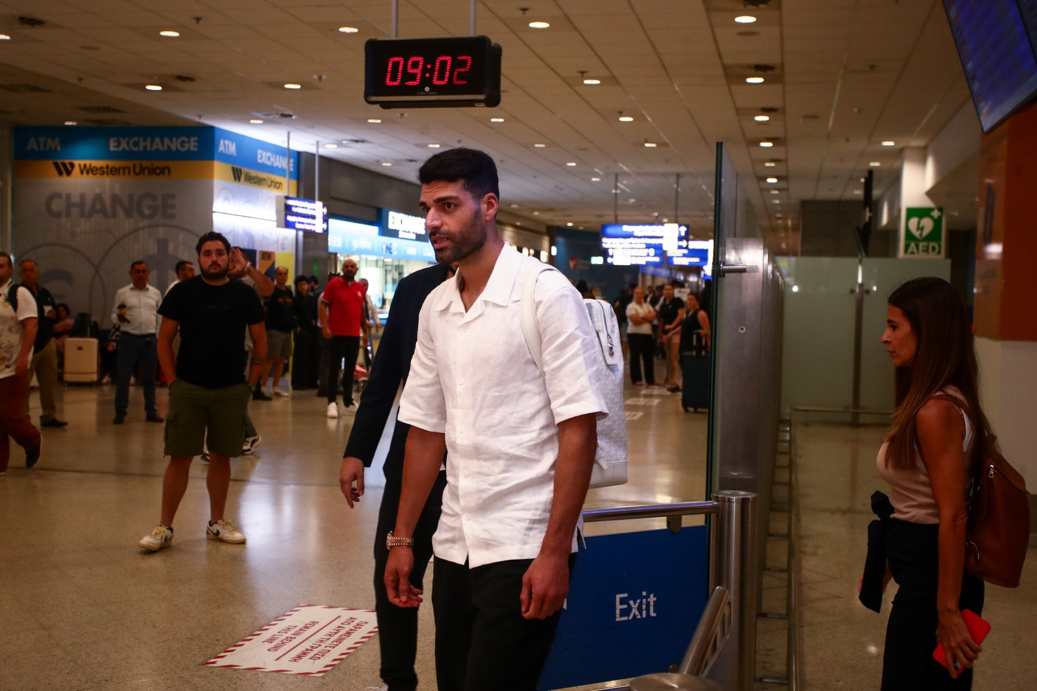 Ο Ταρέμι έφτασε στην Αθήνα για τον Ολυμπιακό - Βίντεο του Athletiko από την άφιξη