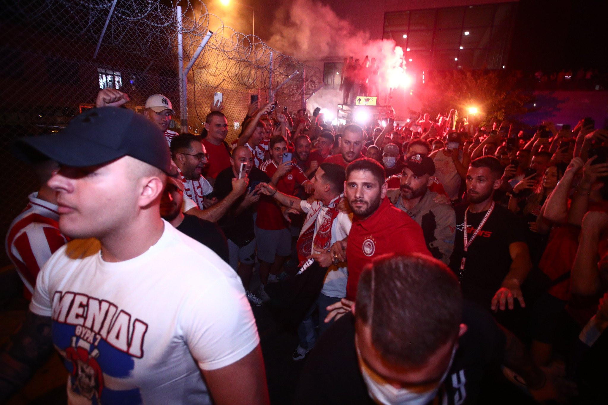 Τρέλα στην άφιξη από 2.000 οπαδούς του Ολυμπιακού στο αεροδρόμιο - «Ποντένσε αλάνι, για πάντα στο λιμάνι!»