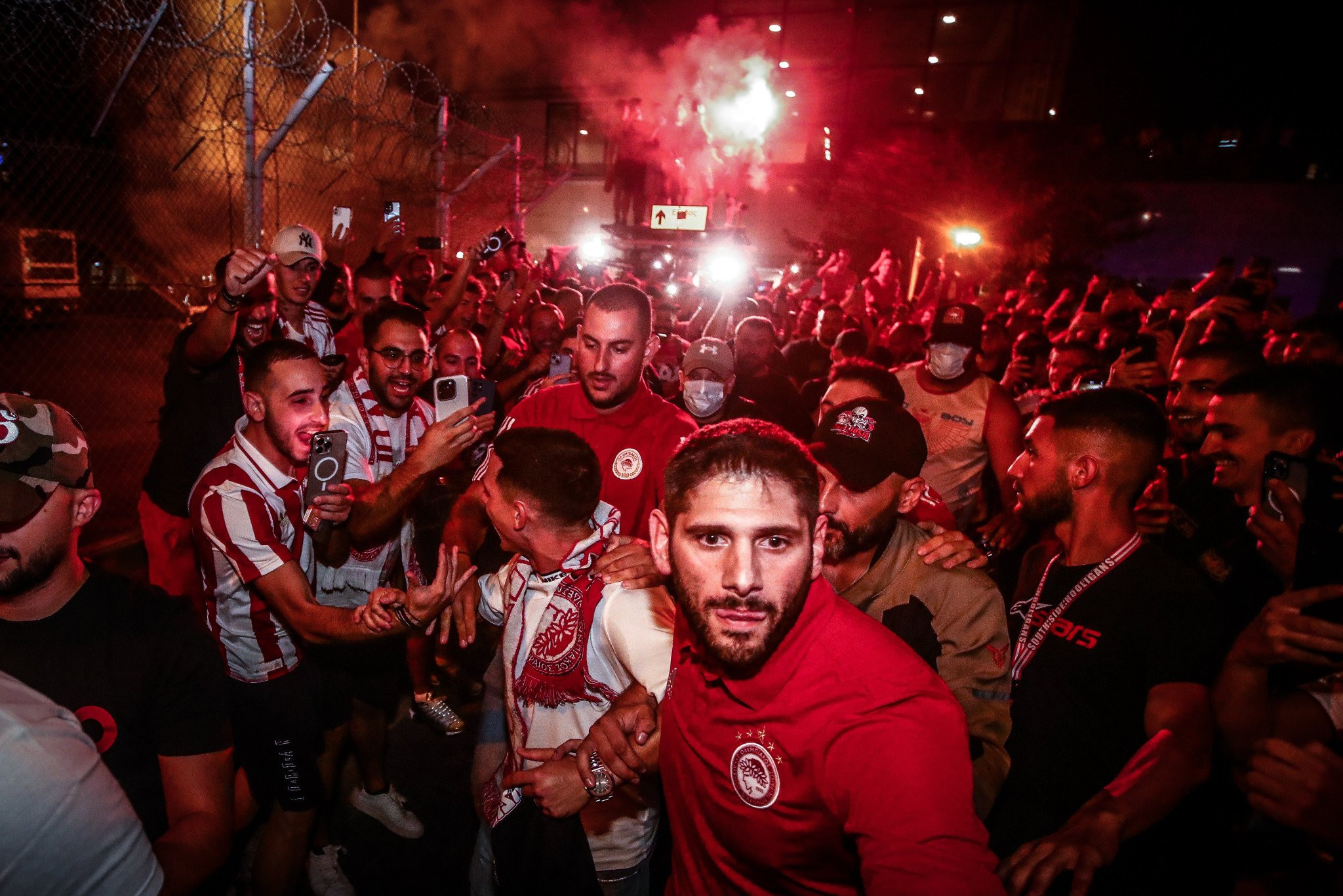 «Κλικς» από την μεγαλειώδη υποδοχή του Ποντένσε από τους φίλους του Ολυμπιακού (pics)