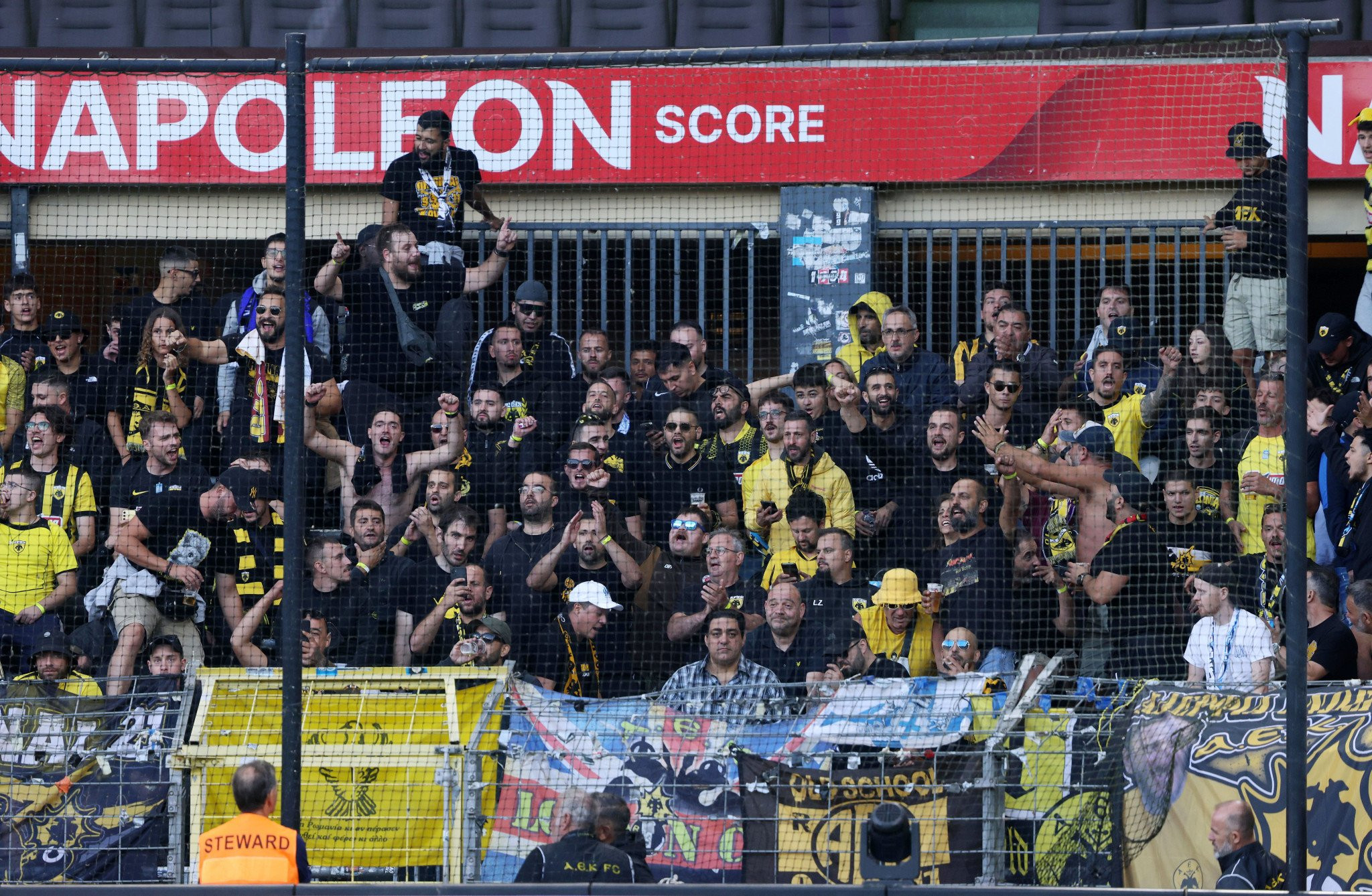 Διασώστες σπεύδουν σε οπαδό της ΑΕΚ με σοβαρό πρόβλημα υγείας