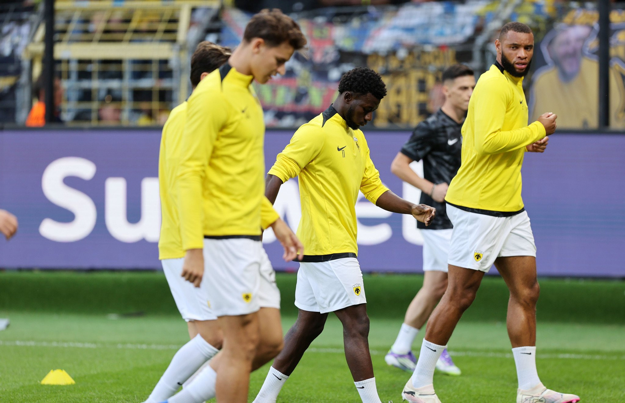 H είσοδος της ΑΕΚ για προθέρμανση στο Lotto Park (video)