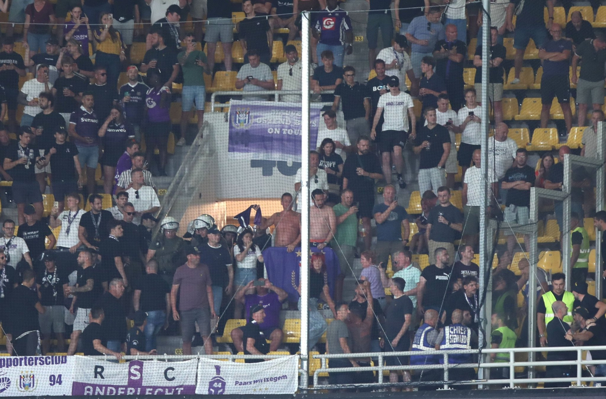 Μικρή ένταση από τους οπαδούς της Άντερλεχτ στις κερκίδες