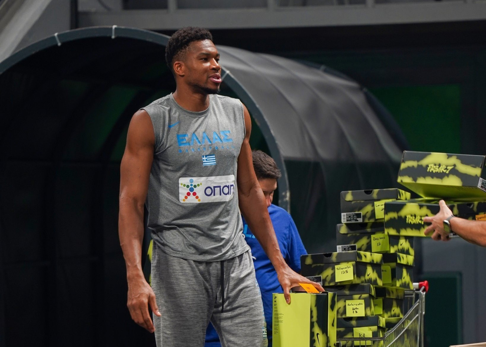 Ο Γιάννης Αντετοκούνμπο δώρισε για ακόμα μια χρονιά παπούτσια σε όλους τους συμπαίκτες του