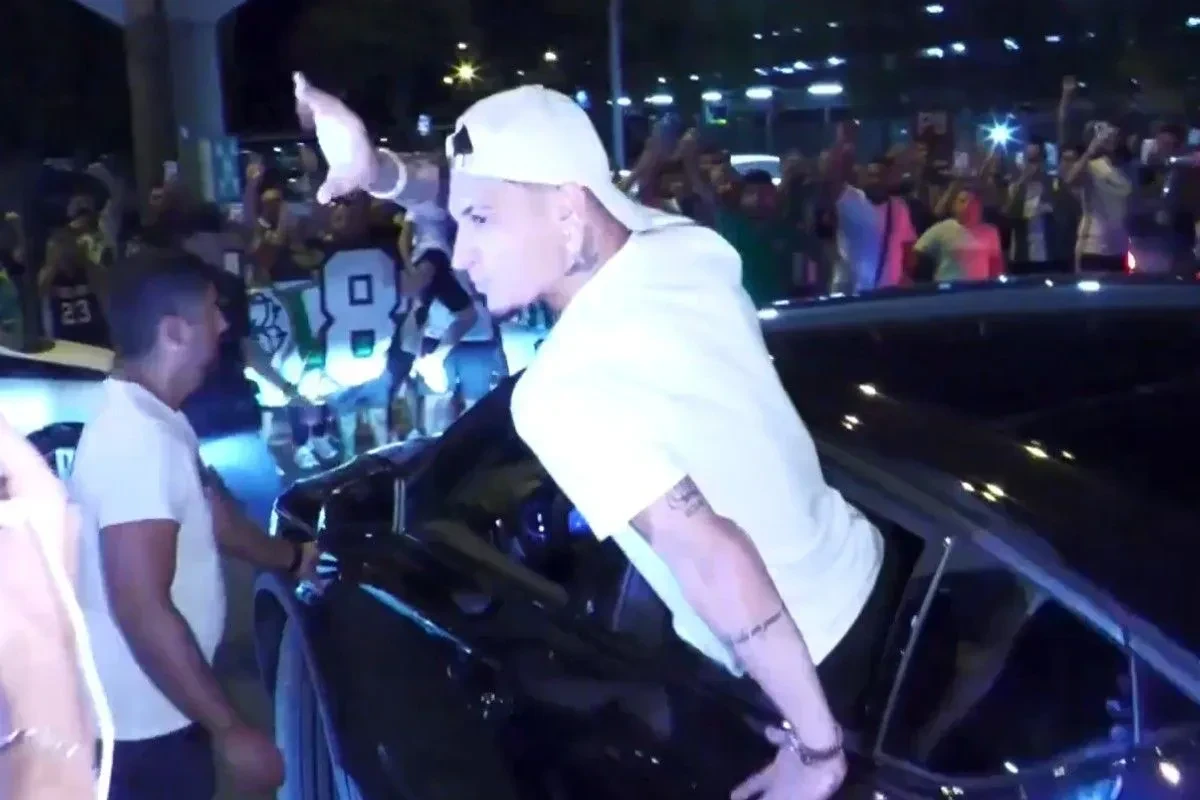 Xαμός στο αεροδρόμιο της Σεβίλλης: Χιλιάδες οπαδοί της Μπέτις υποδέχτηκαν τον Άντονι