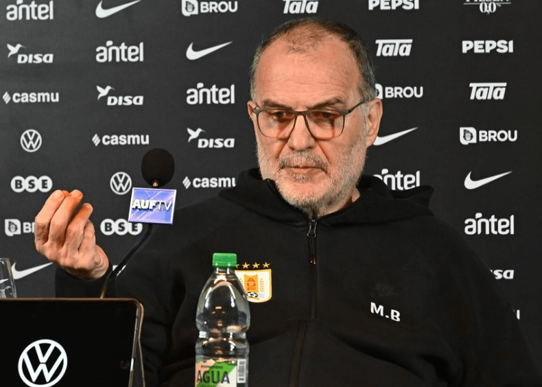 Viral video με τον Μπιέλσα να βάζει τους δημοσιογράφους στη θέση τους για όσα γράφουν