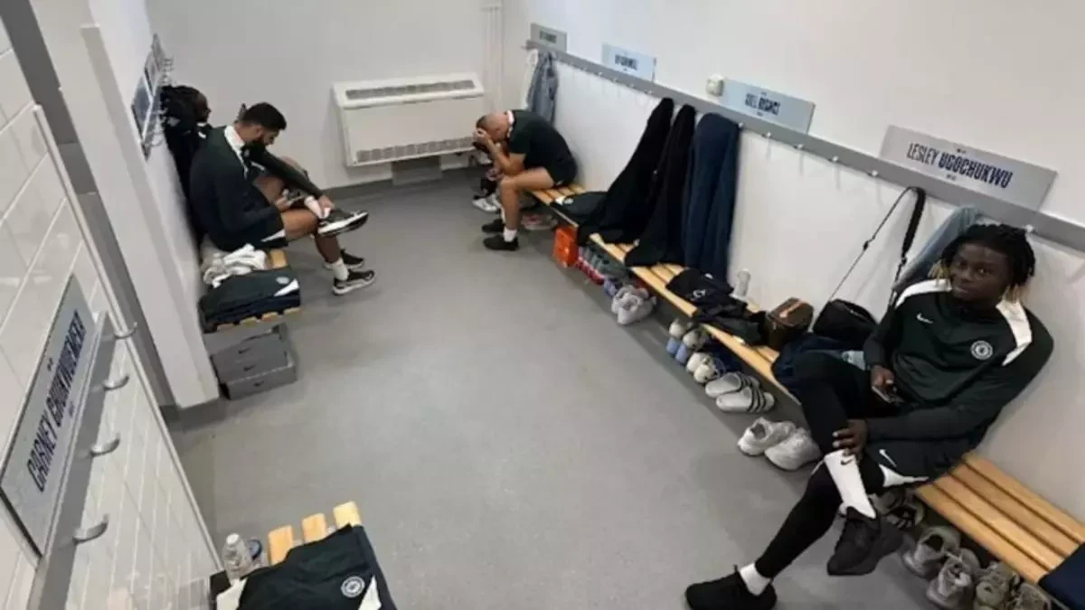 Αποκαλύφθηκαν τα αποδυτήρια του «bomb squad» της Τσέλσι – Εικόνες από ερασιτεχνική ομάδα