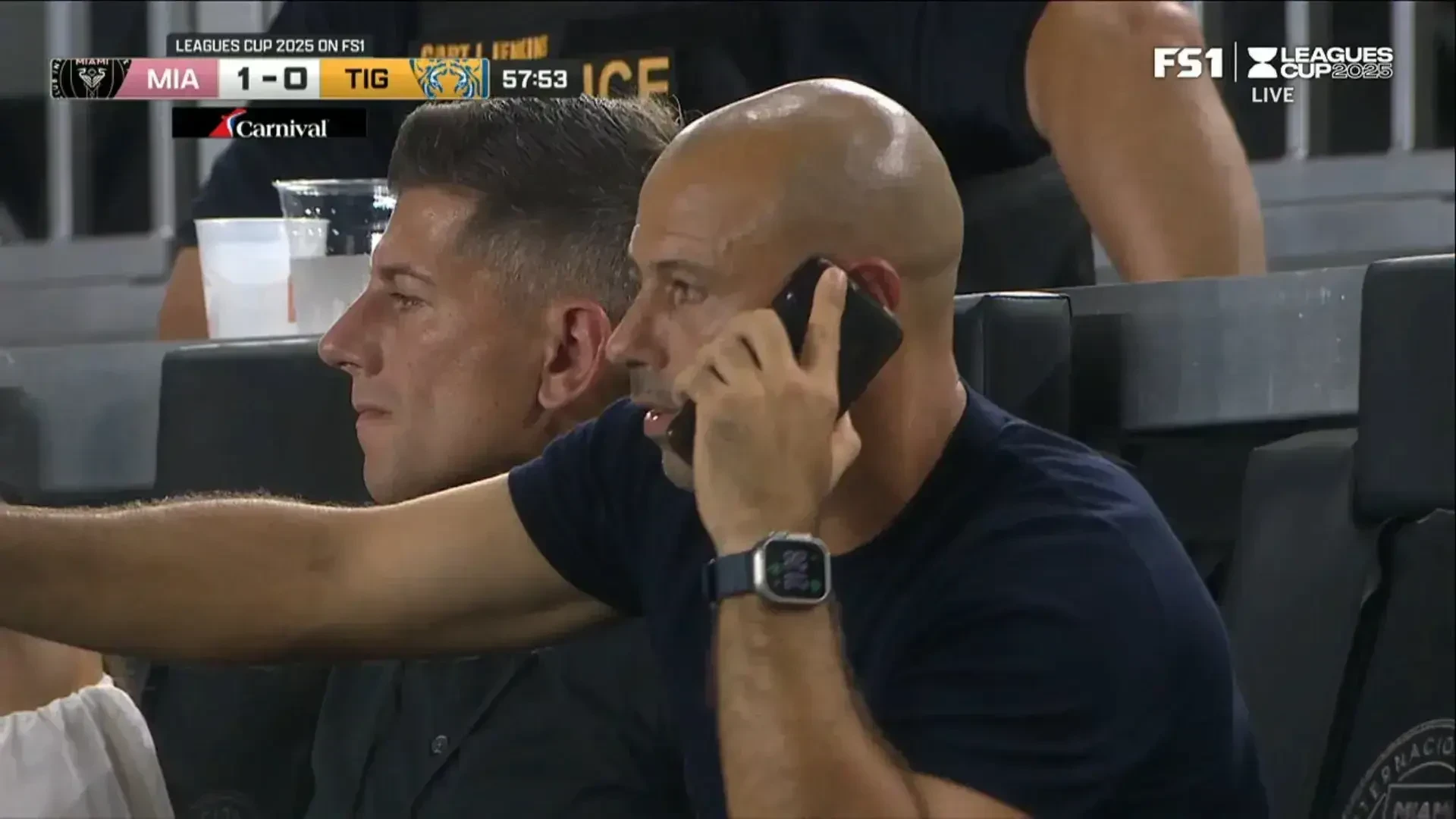 «Επιτρέπεται αυτό;» - Ο Μασεράνο αποβλήθηκε και έδινε οδηγίες με το κινητό του από τις εξέδρες (video)