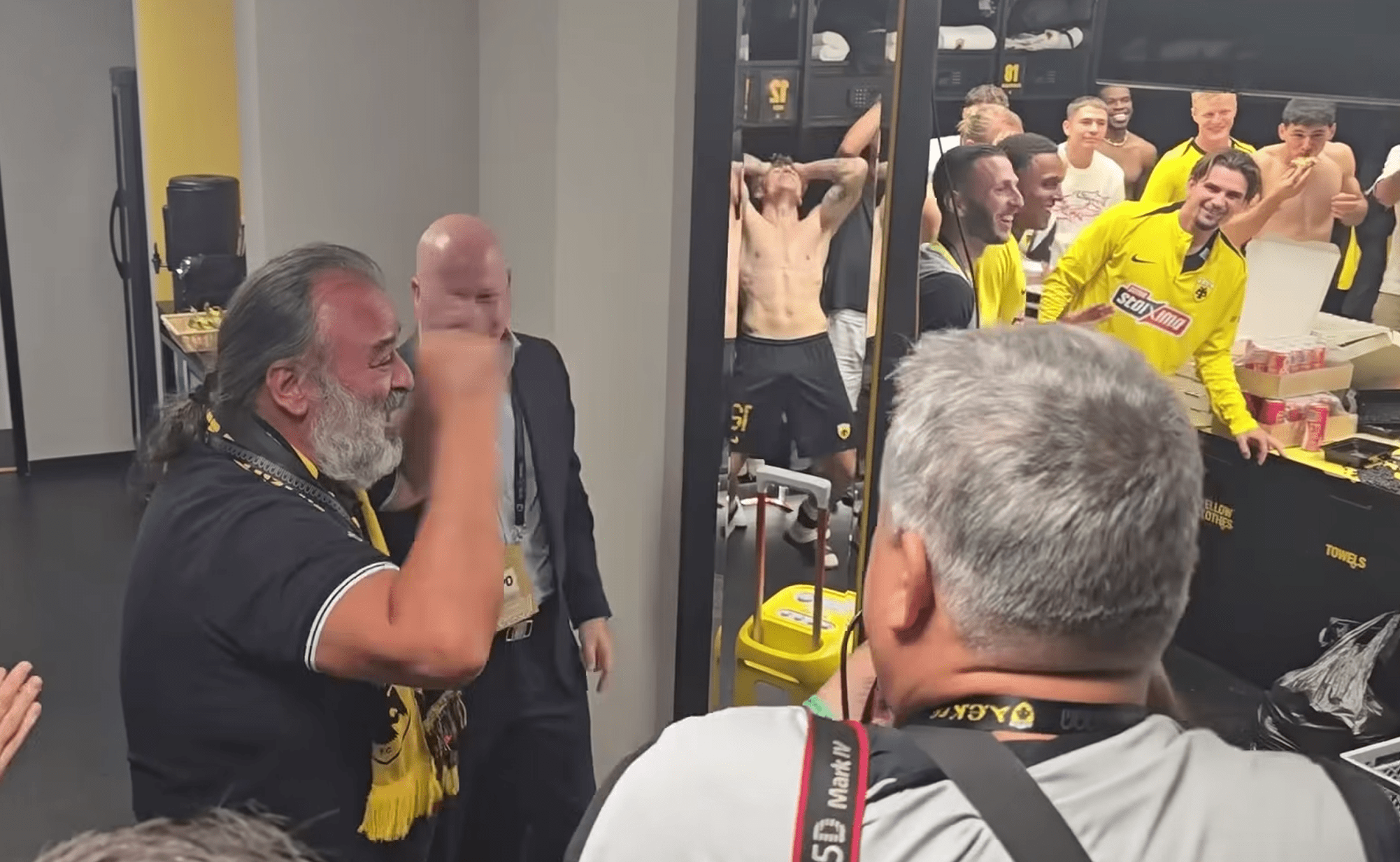 «Ω Σούπερ Μάριο» - Οι παίκτες της ΑΕΚ αποθέωσαν τον Ηλιόπουλο στα αποδυτήρια (video)