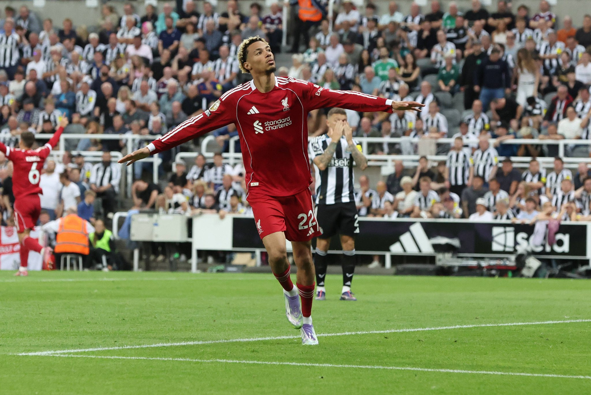 Ο Εκιτικέ κρατάει... όρθια τη Λίβερπουλ και αποδεικνύει ότι το καλοκαίρι της δεν πήγε «στράφι»