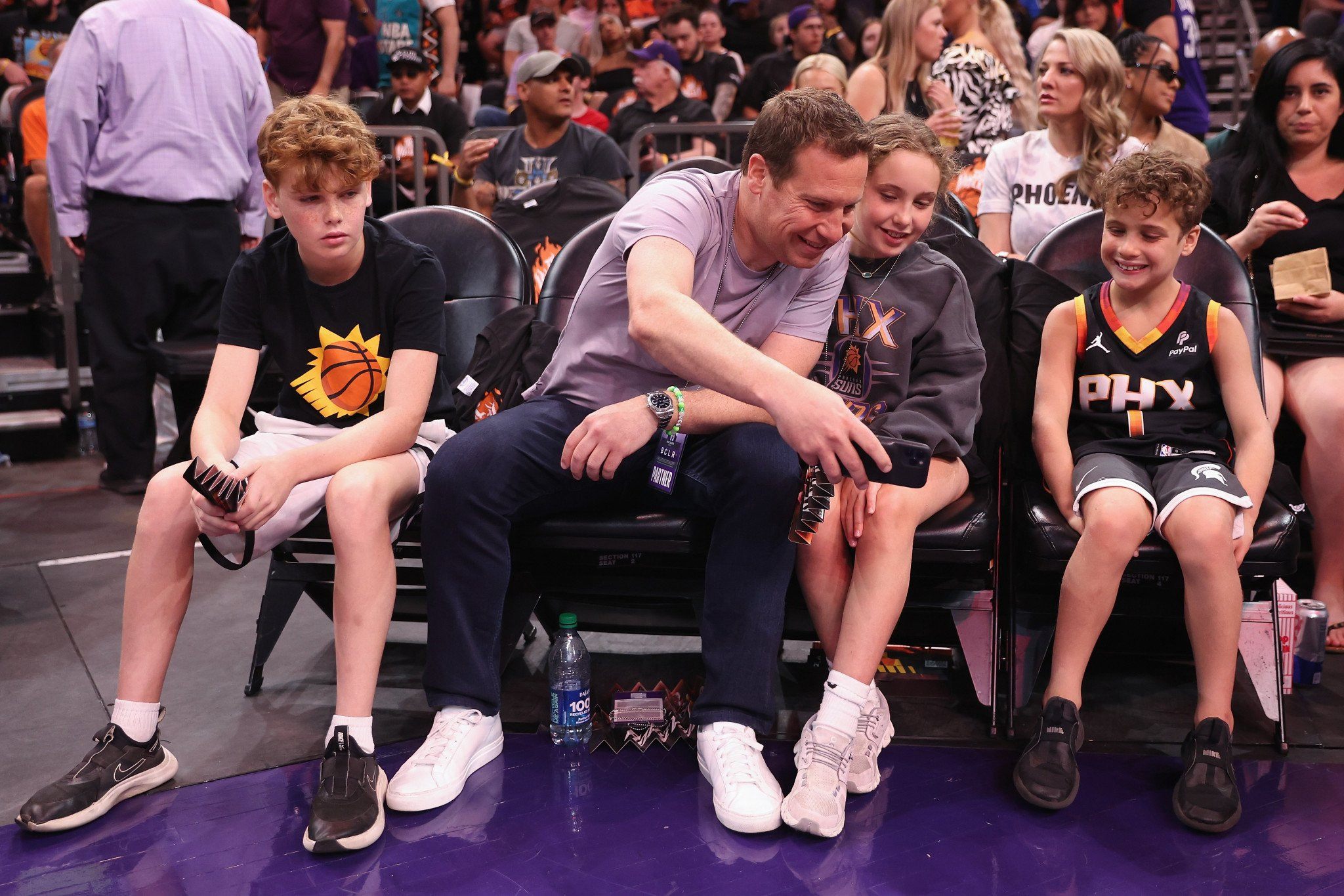 Ο ιδιοκτήτης των Σανς μηνύεται για απαγόρευση πρόσβασης μετόχων σε εσωτερικά αρχεία