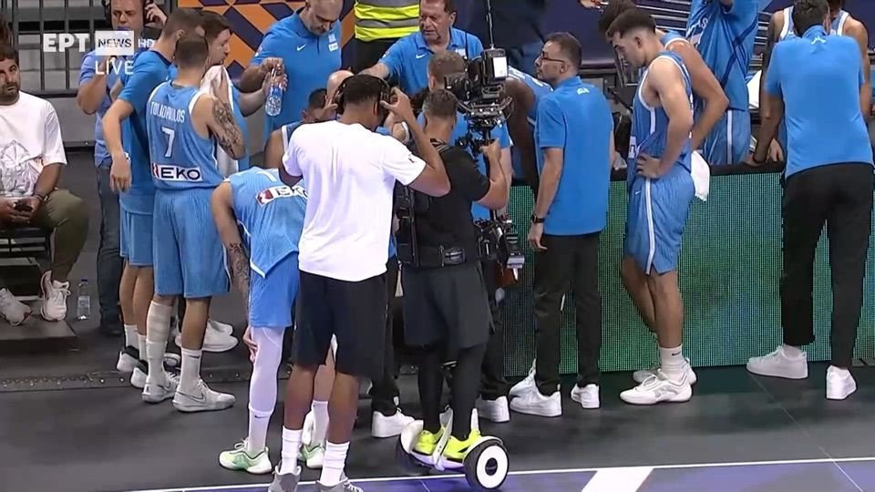 Επική στιγμή: Ο Γιάννης «έκλεψε» τα ακουστικά του cameraman της ΕΡΤ... κάτω από την μύτη του (video)