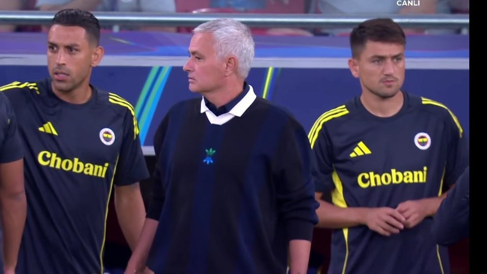 Viral ο Μουρίνιο - Η κομψή μπλούζα που έγινε ανάρπαστη μέσα σε λίγες ώρες