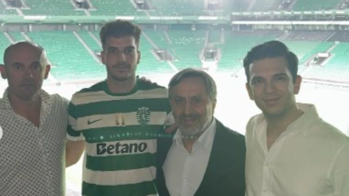 Ο Ιωαννίδης αγκαλιά με τους μάνατζέρ του, Τζόρτζεβιτς και Νινιάδη μετά την μεταγραφή του