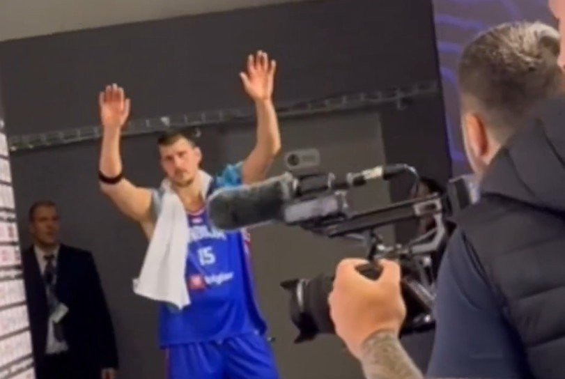 Με τα χέρια ψηλά ο Γιόκιτς απέφυγε δεκάδες ερωτήσεις δημοσιογράφων (video)