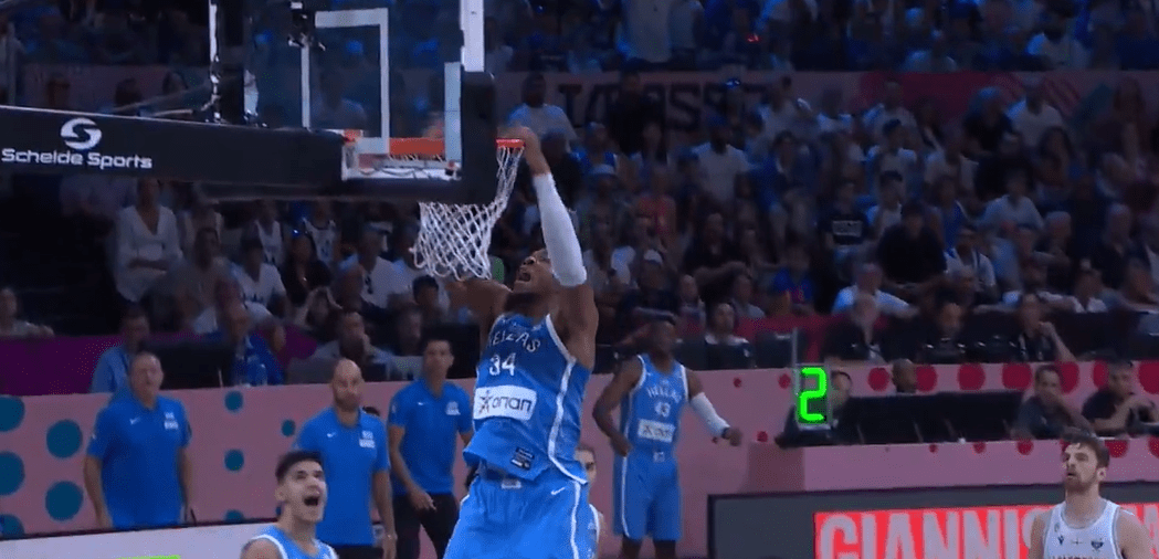 Το υποδειγματικό passing game της Ελλάδας που κατέληξε σε κάρφωμα του Γιάννη (video)