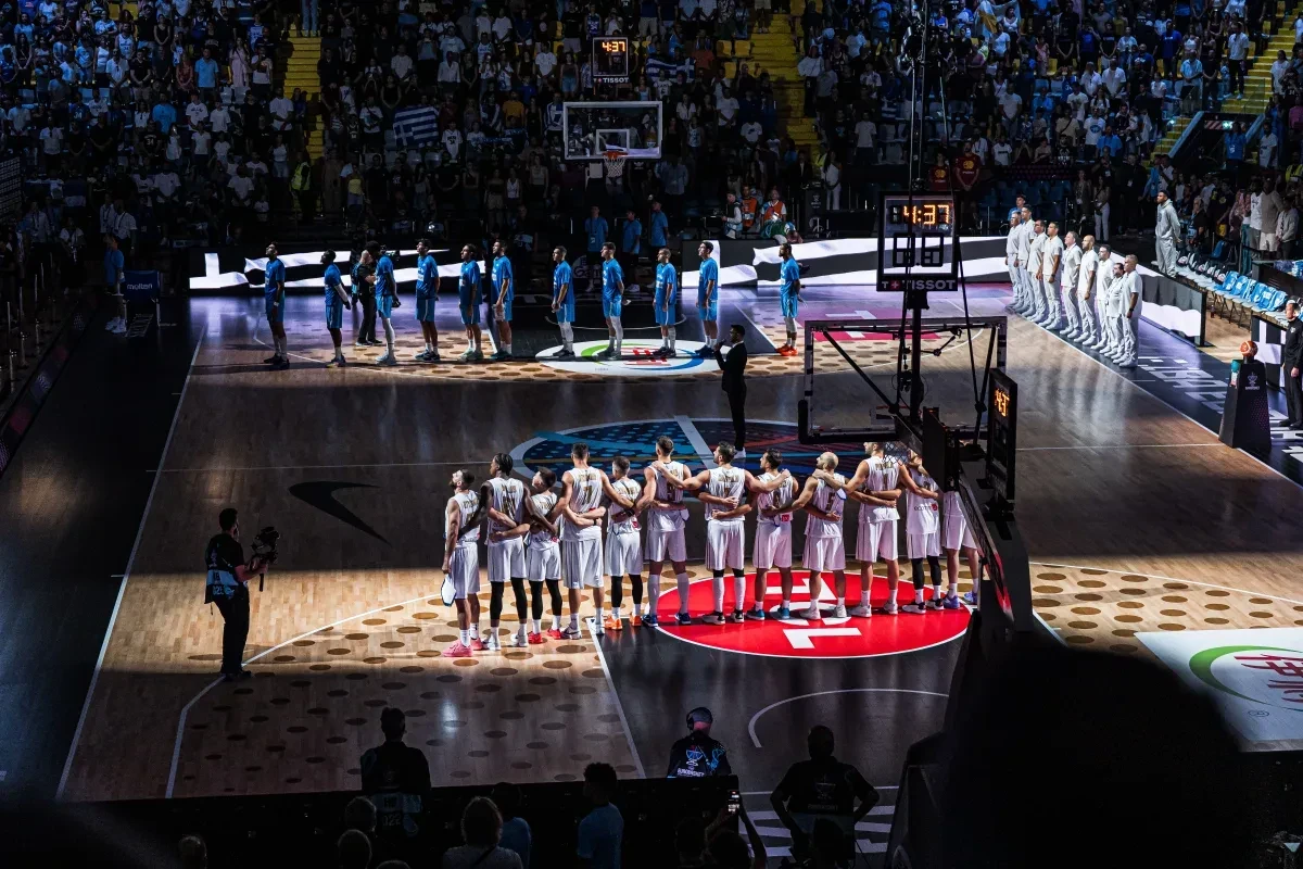 Ανατριχιαστική στιγμή: Η ανάκρουση του κοινού Εθνικού Ύμνου Ελλάδας και Κύπρου (video)