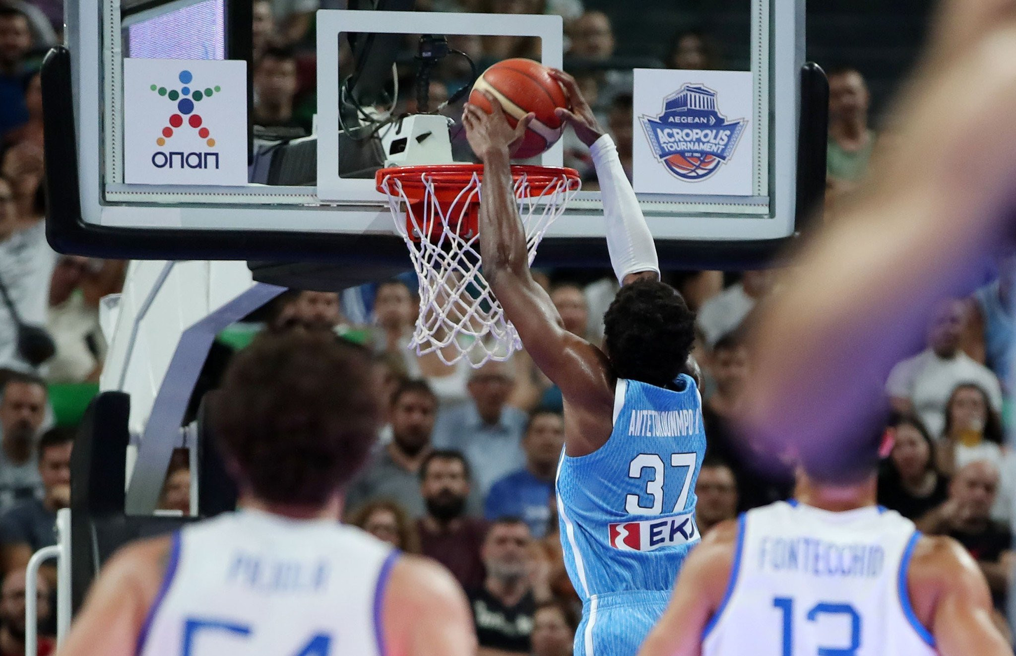 Ο Κώστας Αντετοκούνμπο έκλεψε την μπάλα, κάρφωσε και χαροποίησε τον Γιάννη (video)