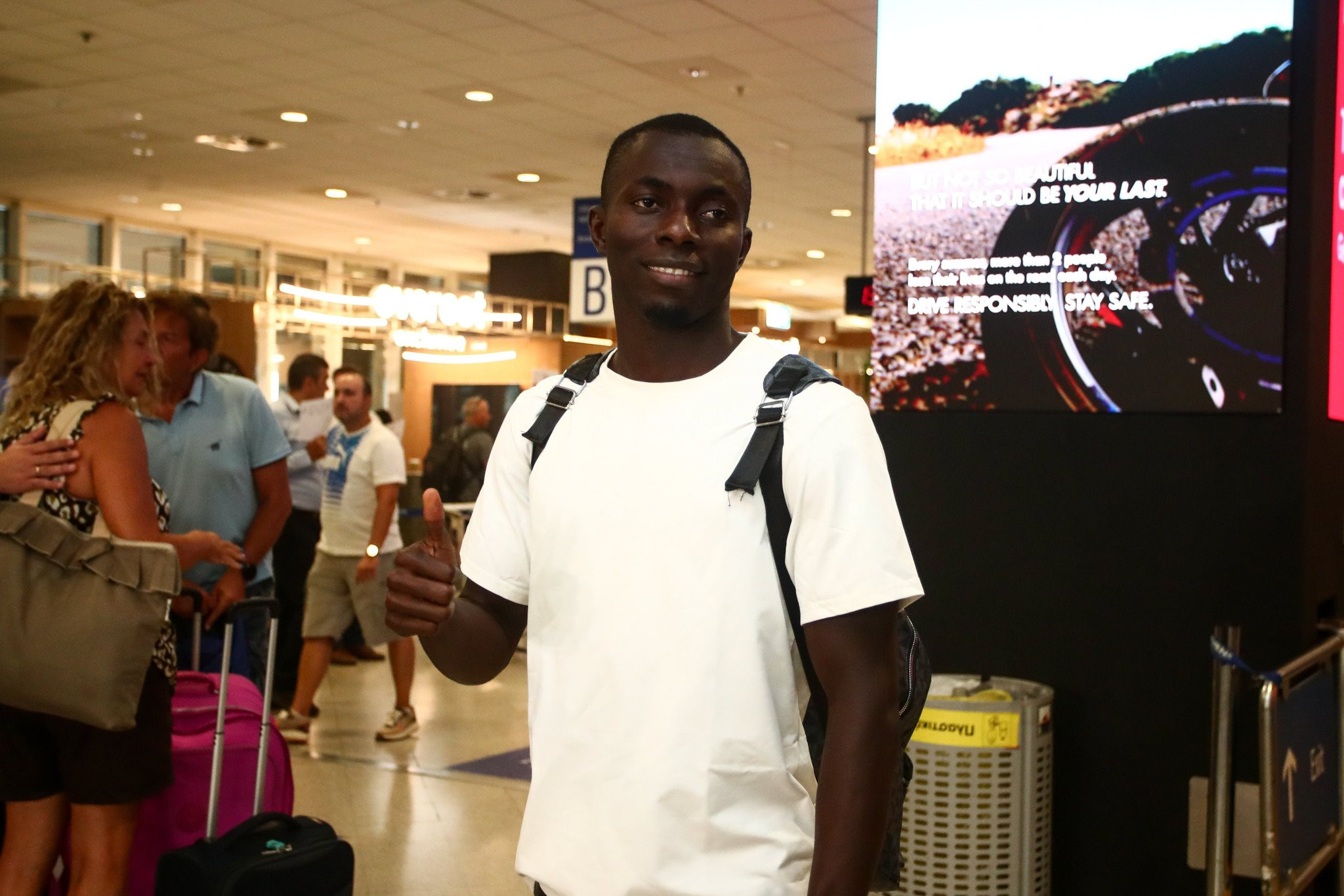 «Πάτησε» Ελλάδα για τον Ολυμπιακό ο Μανέ - «Μεγάλο βήμα για εμένα» (video)