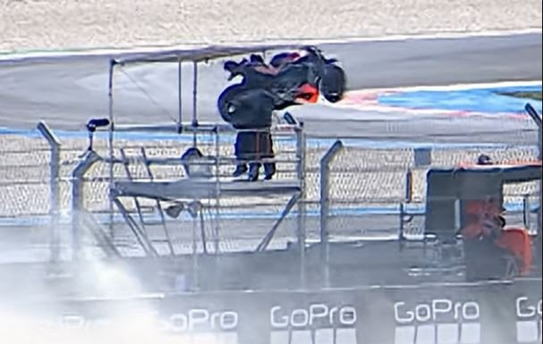 Σοκαριστικό ατύχημα στο Moto GP: Οδηγός παραλίγο να σκοτώσει κάμεραμαν