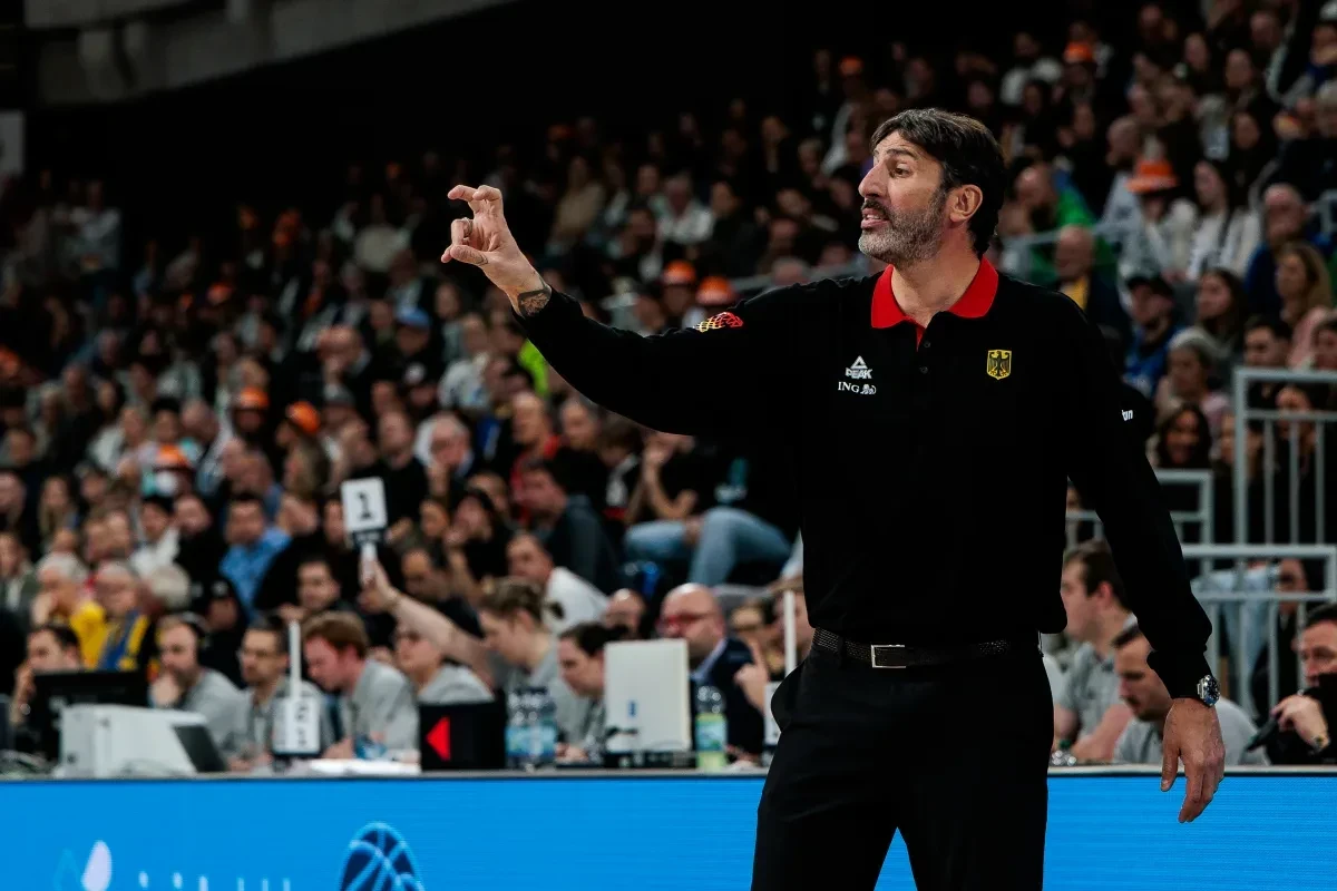 Ο Μουμπρού πήρε εξιτήριο και θα βρεθεί στο πλάι των παικτών του για τα... κρίσιμα στη Ρίγα