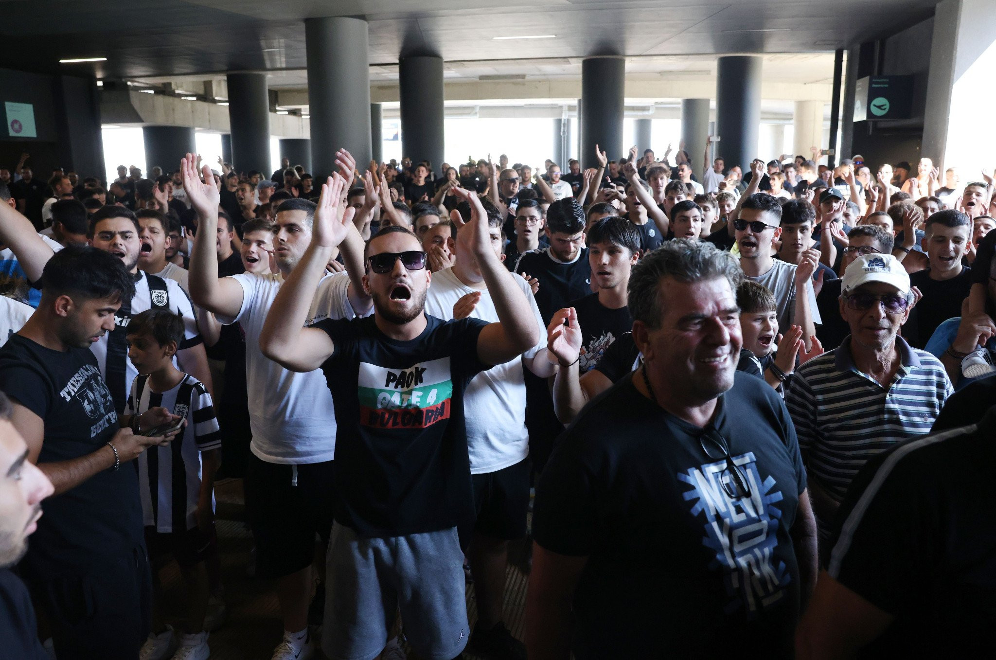 Χαμός στο αεροδρόμιο με οπαδούς του ΠΑΟΚ που περιμένουν τον Ζαφείρη (video)