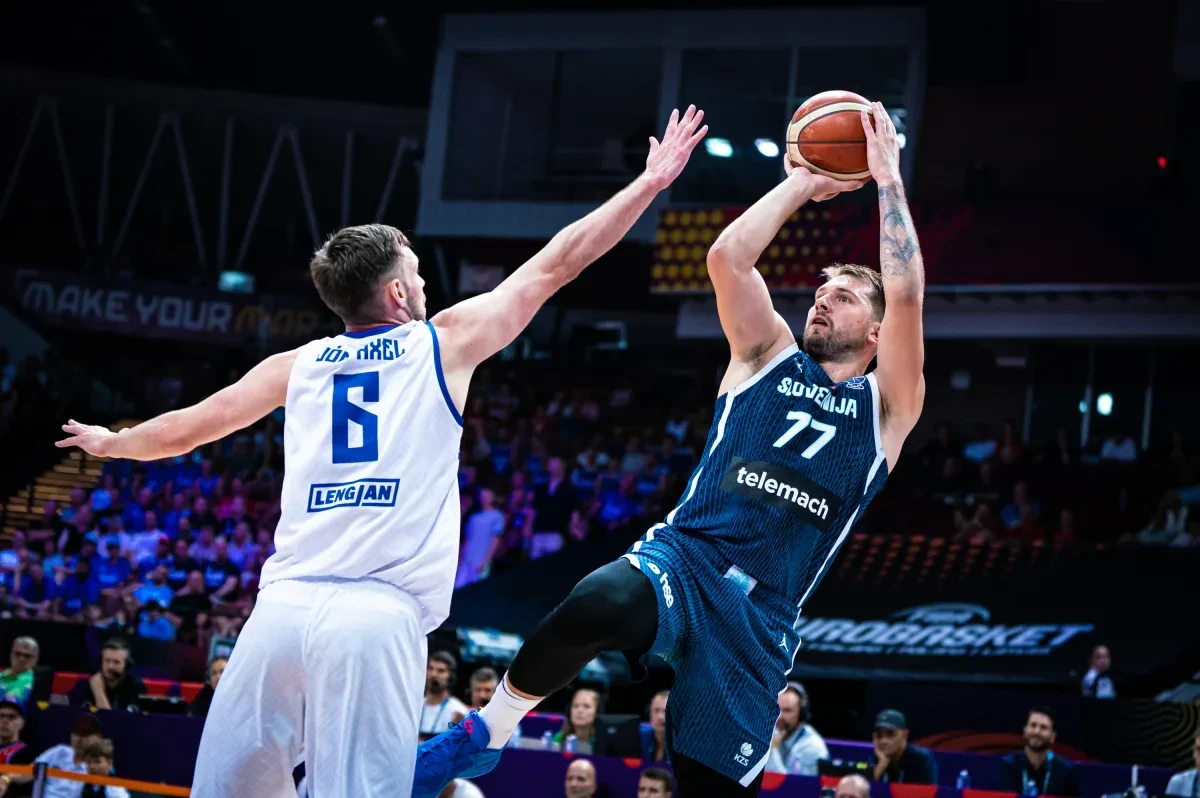 Με μπροστάρη Ντόντσιτς η Σλοβενία πήρε τη νίκη κόντρα στην Ισλανδία και προκρίθηκε στους 16 του EuroBasket