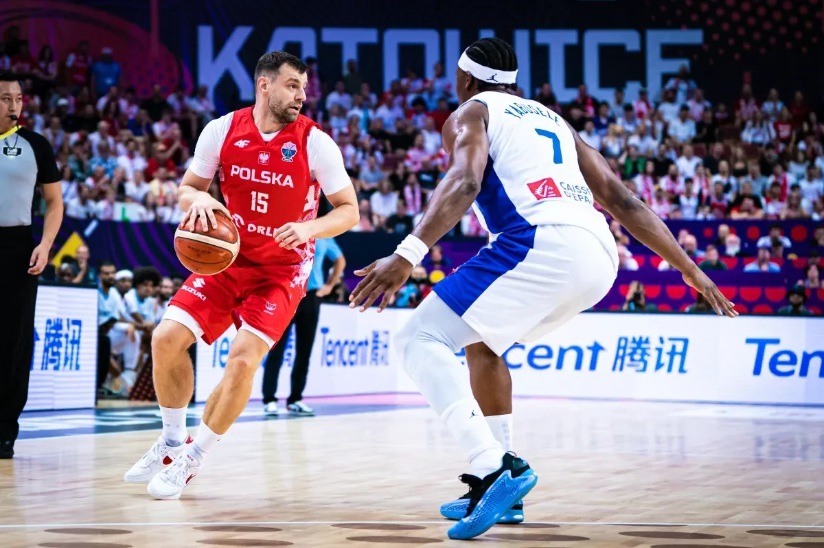 Πάσα-ποδιά με... θύμα τον Γιαμπουσέλε και οι Πολωνοί «καλπάζουν» στο Κατόβιτσε (video)