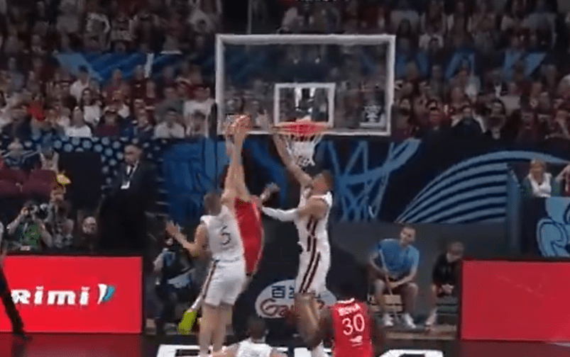 Το ασύλληπτο κάρφωμα του Χαζέρ στο πρόσωπο του Πορζίνγκις (video)