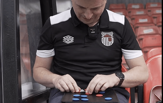 Επικό τρολάρισμα της Γκρίμσμπι στην Γιουνάιτεντ και τον Αμορίμ μέσω social media