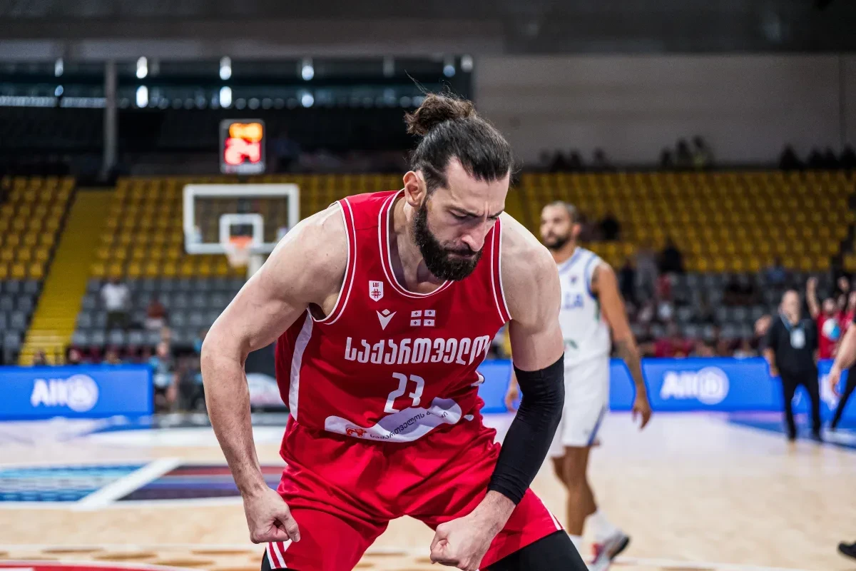 Έξαλλος ο Σενγκέλια με τους διαιτητές στο παιχνίδι με την Ιταλία - Τους έβρισε μετά την αποβολή του