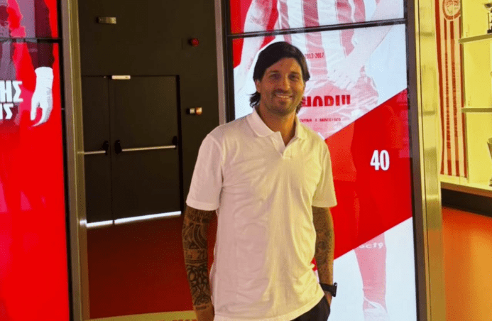 Ο Τσόρι Ντομίνγκες ποζάρει κάτω από την «μορφή» του, στο νέο μουσείο του Ολυμπιακού (video)