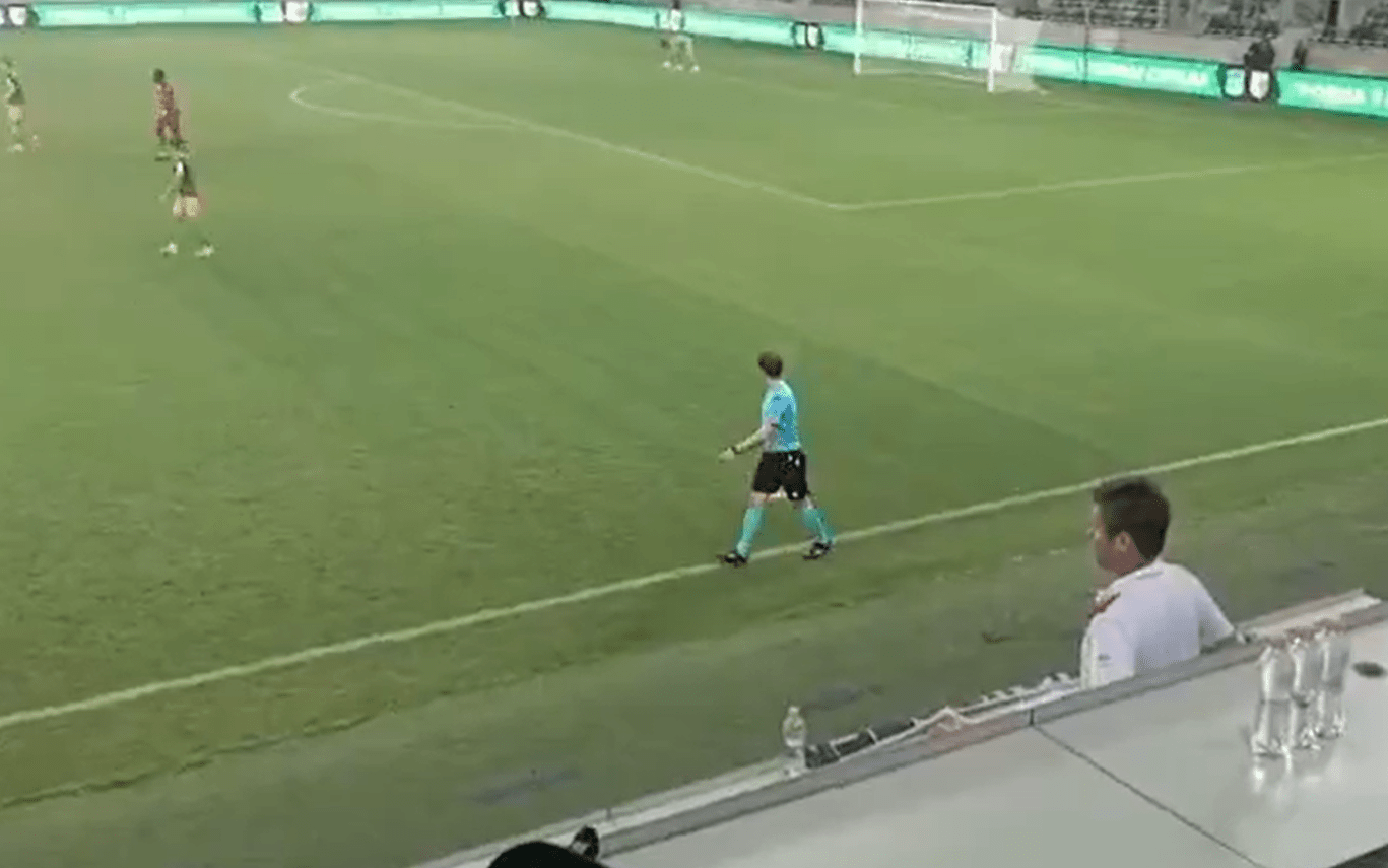 Η πιο σουρεαλιστική ιστορία στο Conference League: Οπαδός έκανε μόνος του κερκίδα και έπεσε στο κενό