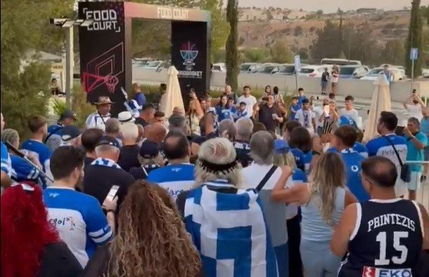 Δυναμική παρουσία φίλων της Εθνικής στο «Στέλιος Κυπριανού» (video)