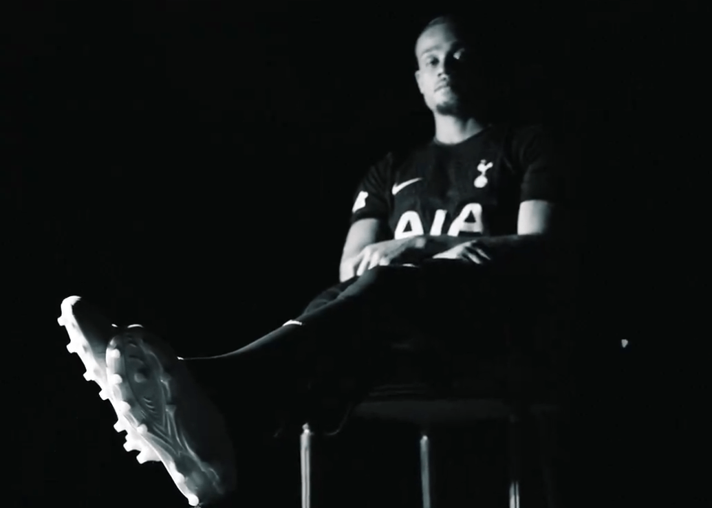 Με κάθε επισημότητα ο Τσάβι Σίμονς στην Τότεναμ