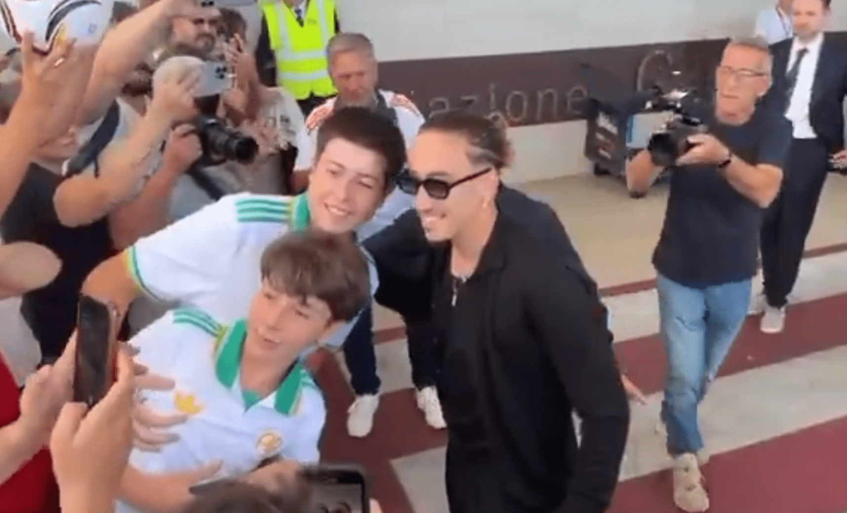 Ο Τσιμίκας έφτασε χαμογελαστός στην Ρώμη για να ολοκληρώσει την μεταγραφή του (video)