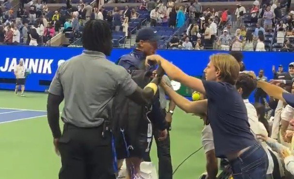 Φίλαθλος προσπάθησε να κλέψει τον Σίνερ και πιάστηκε επ' αυτοφώρω! (video)