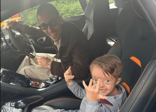 Ο μικρός superfan της Λίβερπουλ είπε το πιο γλυκό «αντίο» στον Κώστα Τσιμίκα!