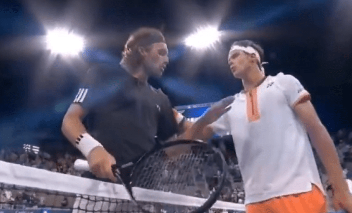 Τσιτσιπάς στον αντίπαλό του: «Την επόμενη φορά μην αναρωτηθείς αν σε χτυπήσω»