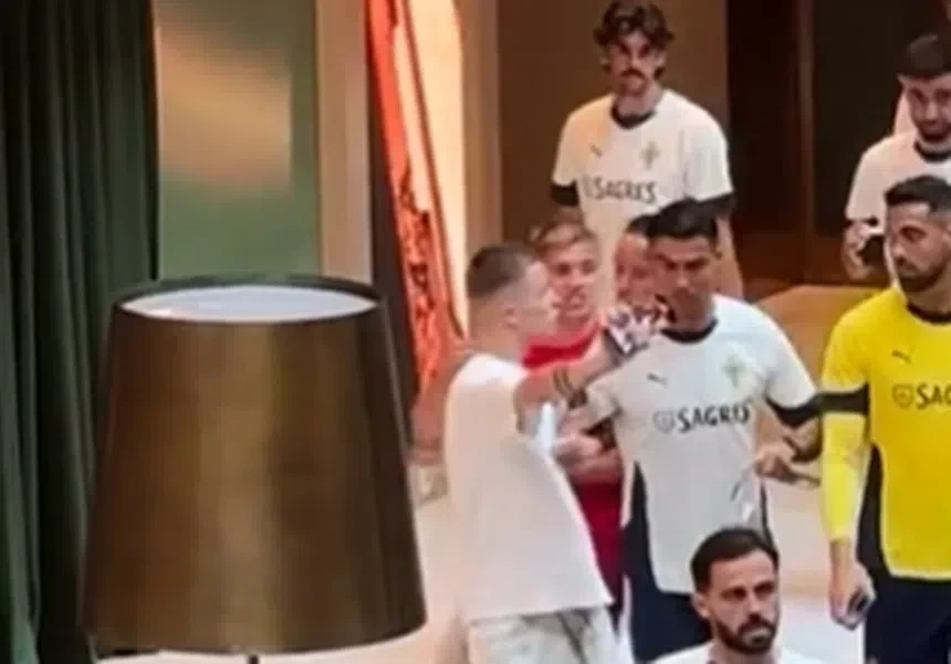 Σάλος με τον Κριστιάνο Ρονάλντο στην Πορτογαλία - Εσπρωξε οπαδό που ήθελε να βγει selfie μαζί του (video)