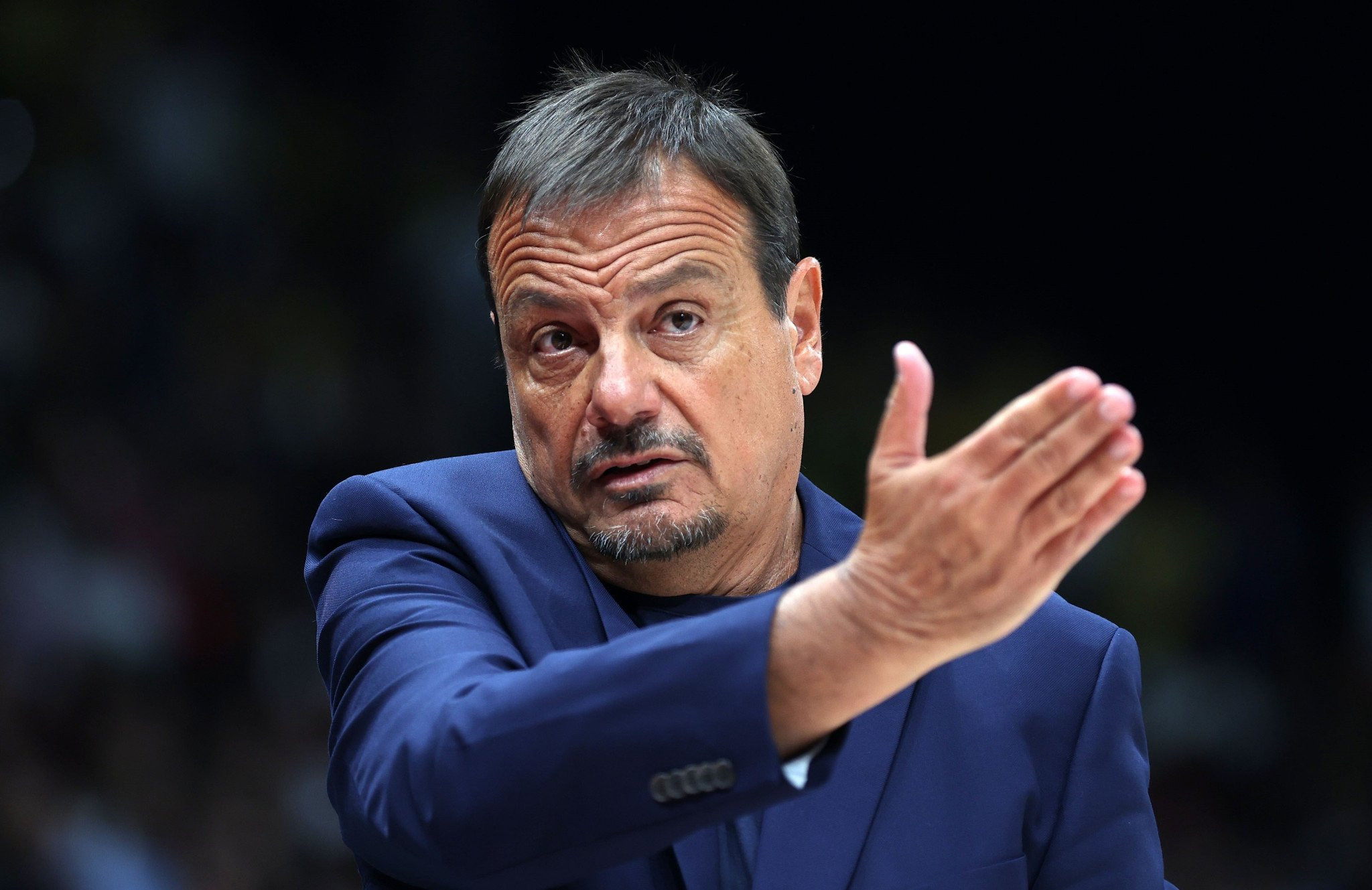 Ο Αταμάν είναι στην Xiaomi Arena, παρακολουθεί το Ελλάδα - Ισραήλ και... κρατάει σημειώσεις