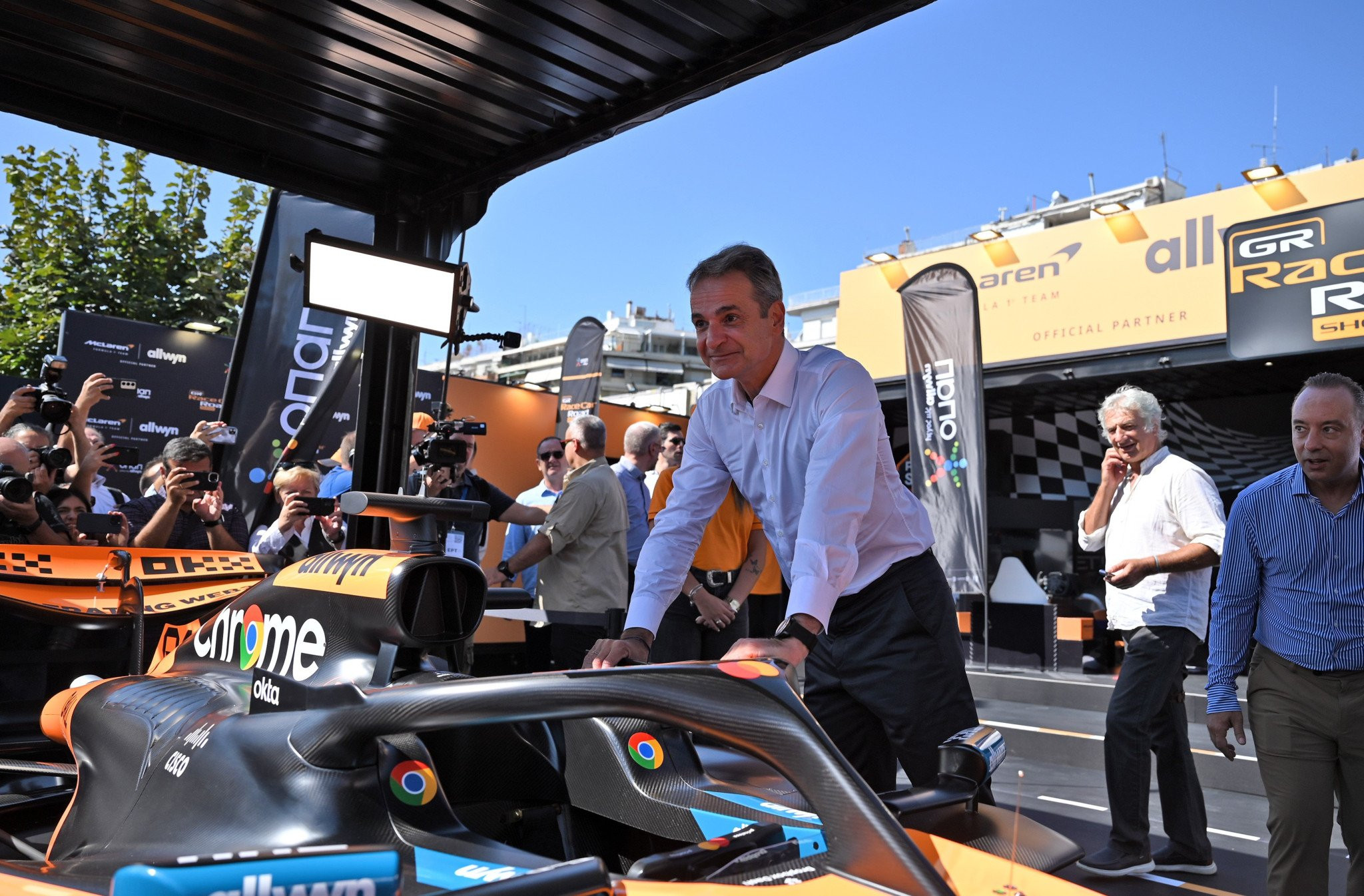 Το μονοθέσιο της McLaren τράβηξε το ενδιαφέρον του Μητσοτάκη: «Εγώ αν μπω εδώ δεν θα ξαναβγώ ε;» (video)