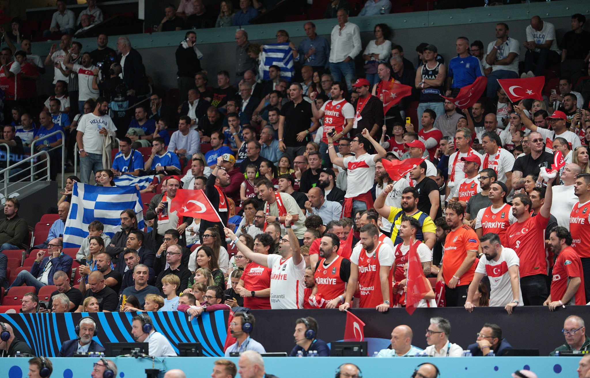 Ένταση μεταξύ Ελλήνων και Τούρκων έξω από το γήπεδο (video)