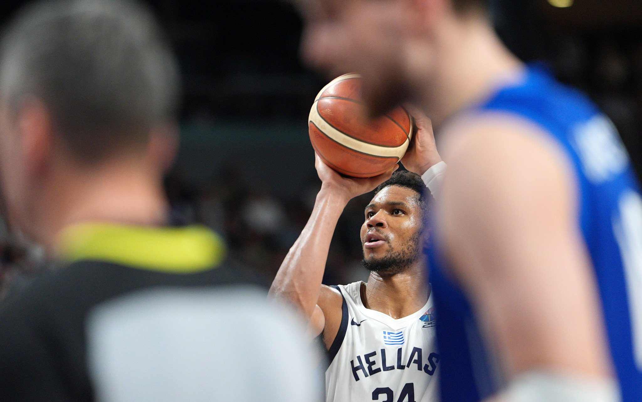 Με «κρύο αίμα» ο Γιάννης Αντετοκούνμπο πέτυχε 2/2 βολές και «τελείωσε» τους Φινλανδούς