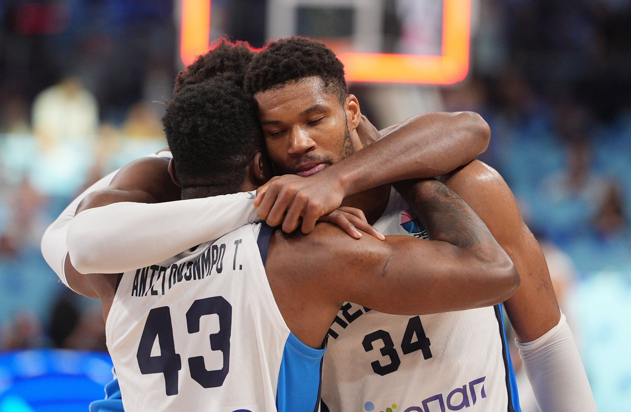 Το κλάμα και η πρώτη κινηση του Γιάννη μετά το μετάλλιο (video)