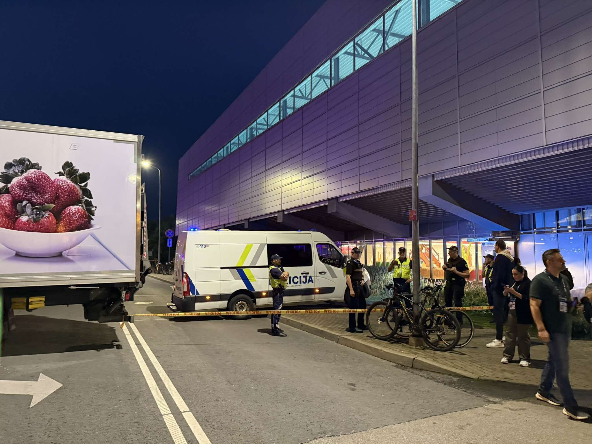 Ύποπτο πακέτο στη Ρίγα έξω από το γήπεδο - Η Αστυνομία έκλεισε τους δρόμους