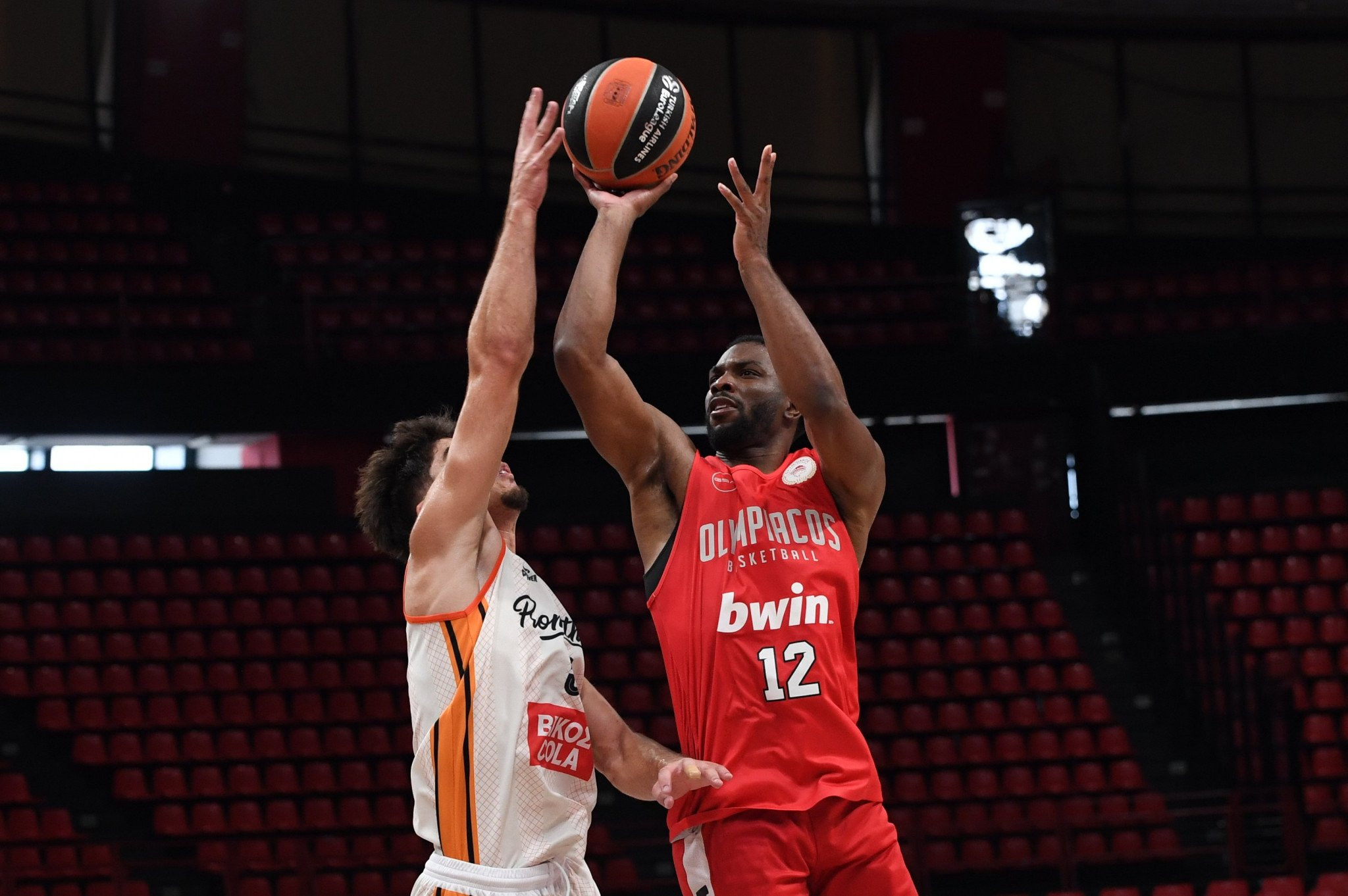 Κίναν Έβανς, η επιστροφή: Το πρώτο καλάθι του Αμερικανού με τη φανέλα του Ολυμπιακού (video)