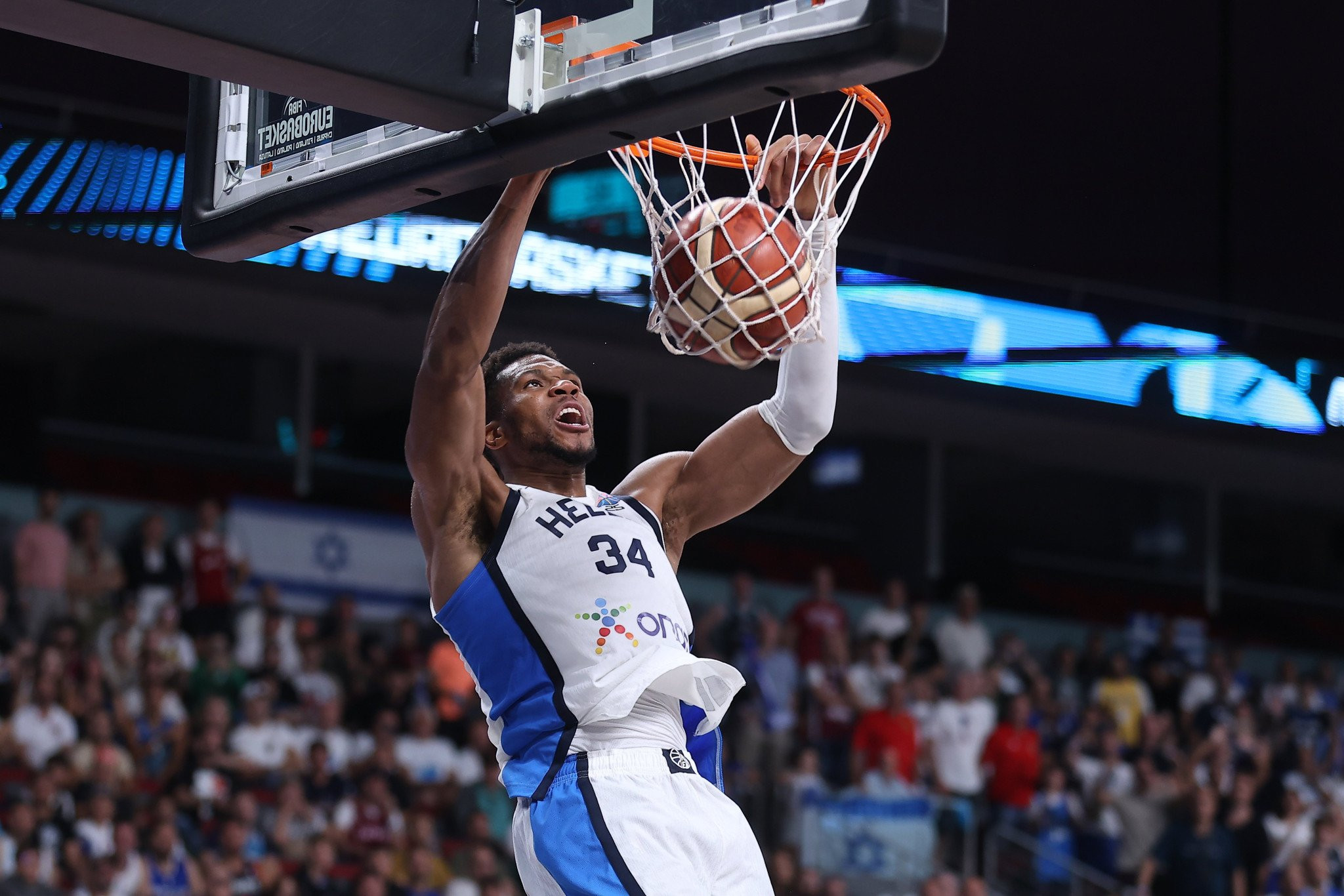 Ο Αντετοκούνμπο ολοκλήρωσε το ελληνικό «πάρτι» με κάρφωμα και έβαλε... θαυμαστικό στην πρόκριση (video)